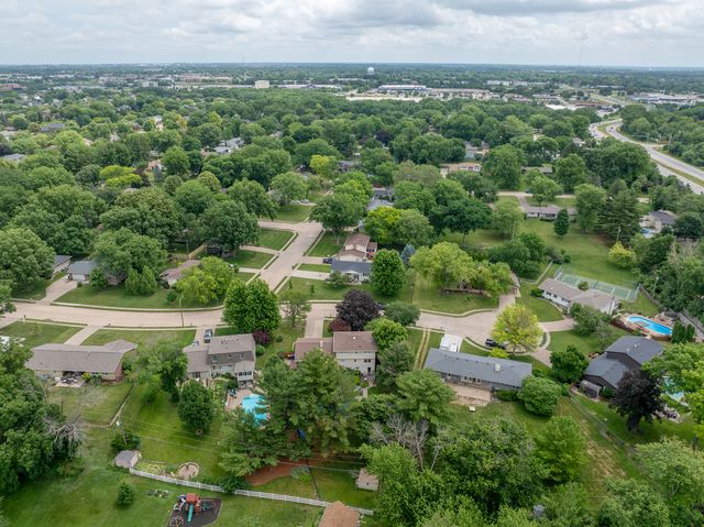3726 Ridgewood Drive, Davenport, IA 52807