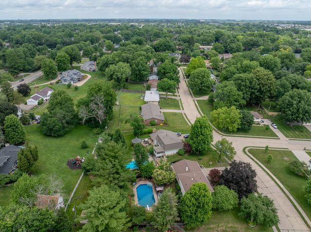 3726 Ridgewood Drive, Davenport, IA 52807