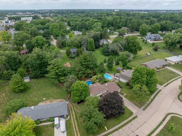 3726 Ridgewood Drive, Davenport, IA 52807
