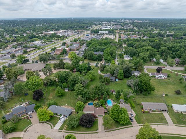 3726 Ridgewood Drive, Davenport, IA 52807