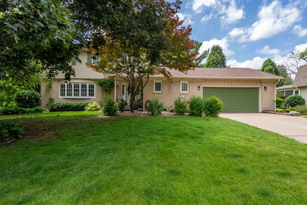 3726 Ridgewood Drive, Davenport, IA 52807