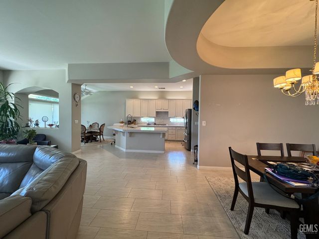 10104 Dutch Iris Drive, Bakersfield, CA 93311