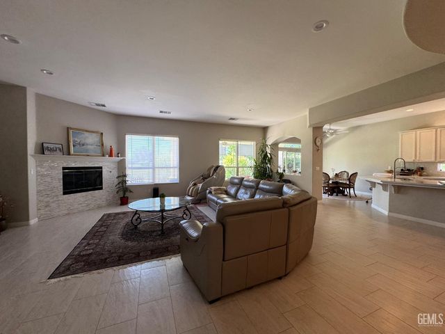 10104 Dutch Iris Drive, Bakersfield, CA 93311