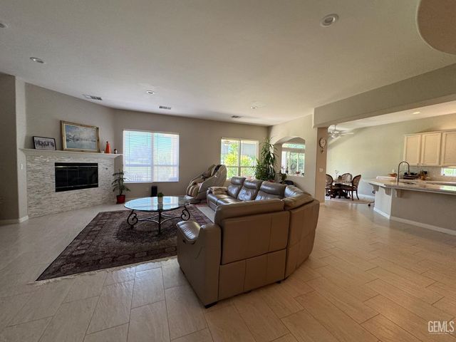 10104 Dutch Iris Drive, Bakersfield, CA 93311