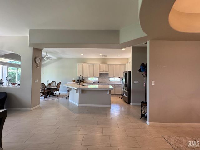 10104 Dutch Iris Drive, Bakersfield, CA 93311