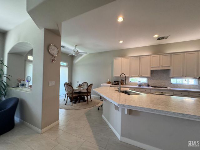 10104 Dutch Iris Drive, Bakersfield, CA 93311