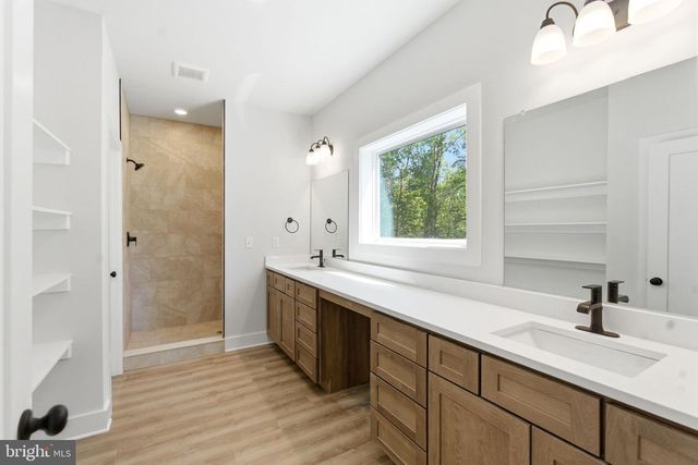 63-GARAGE SPICE BUSH CT, Hedgesville, WV 25427
