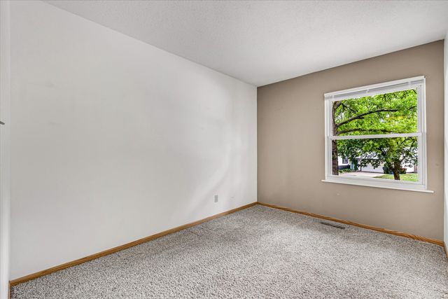 1425 W 54th Street, Davenport, IA 52806