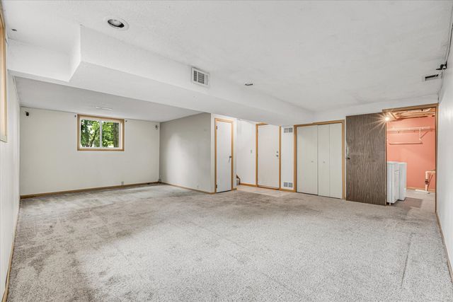 1425 W 54th Street, Davenport, IA 52806