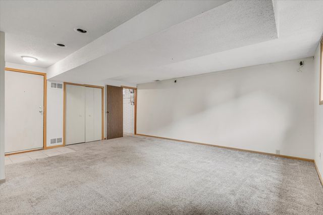 1425 W 54th Street, Davenport, IA 52806