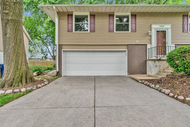 1425 W 54th Street, Davenport, IA 52806
