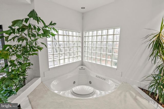910 PENNWOOD CIR, Lancaster, PA 17601