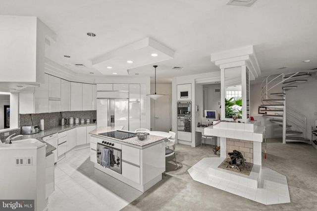 910 PENNWOOD CIR, Lancaster, PA 17601