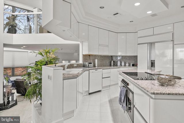910 PENNWOOD CIR, Lancaster, PA 17601