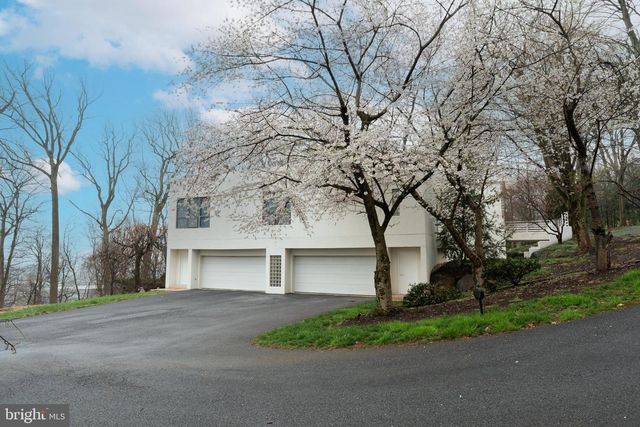910 PENNWOOD CIR, Lancaster, PA 17601