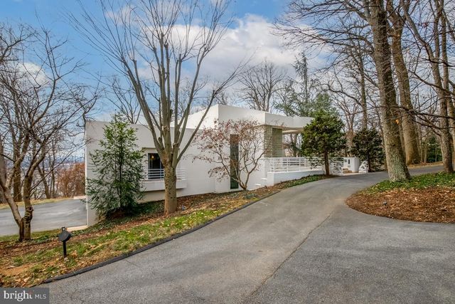 910 PENNWOOD CIR, Lancaster, PA 17601
