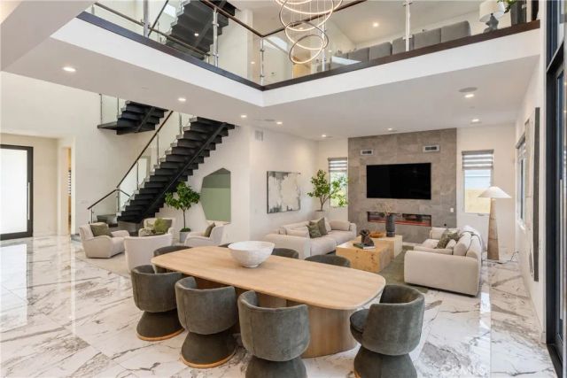 61 Iluna, Irvine, CA 92618