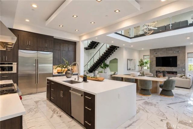 61 Iluna, Irvine, CA 92618