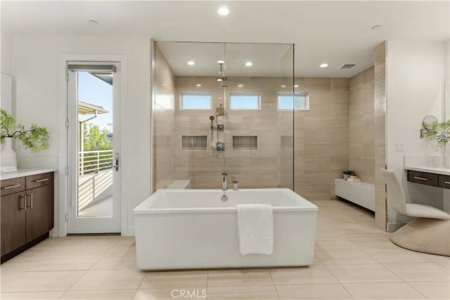 61 Iluna, Irvine, CA 92618