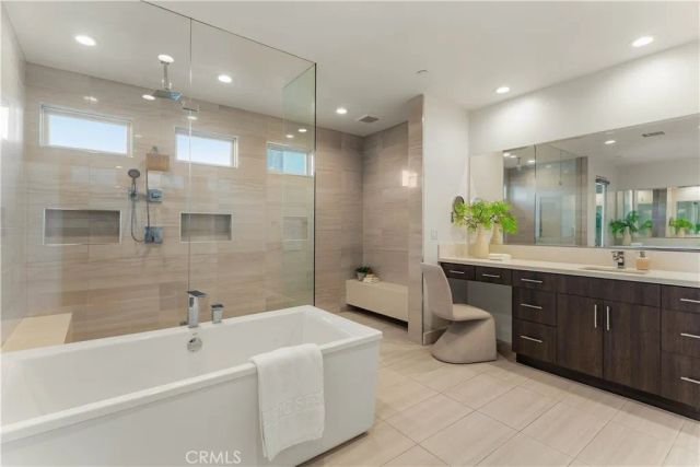 61 Iluna, Irvine, CA 92618