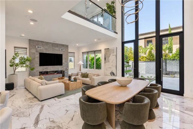61 Iluna, Irvine, CA 92618