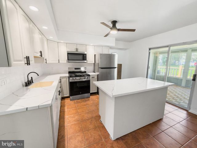 4002 YORKTOWN DR, Upper Chichester, PA 19061