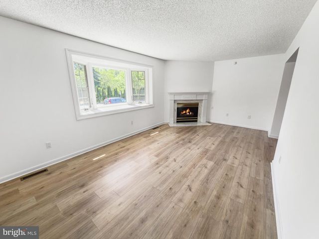 4002 YORKTOWN DR, Upper Chichester, PA 19061
