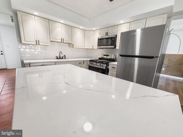 4002 YORKTOWN DR, Upper Chichester, PA 19061