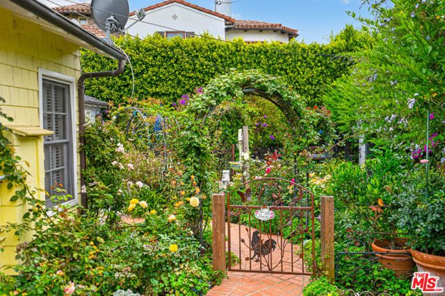 16036 Junaluska Way, Pacific Palisades (los Angeles), CA 90272