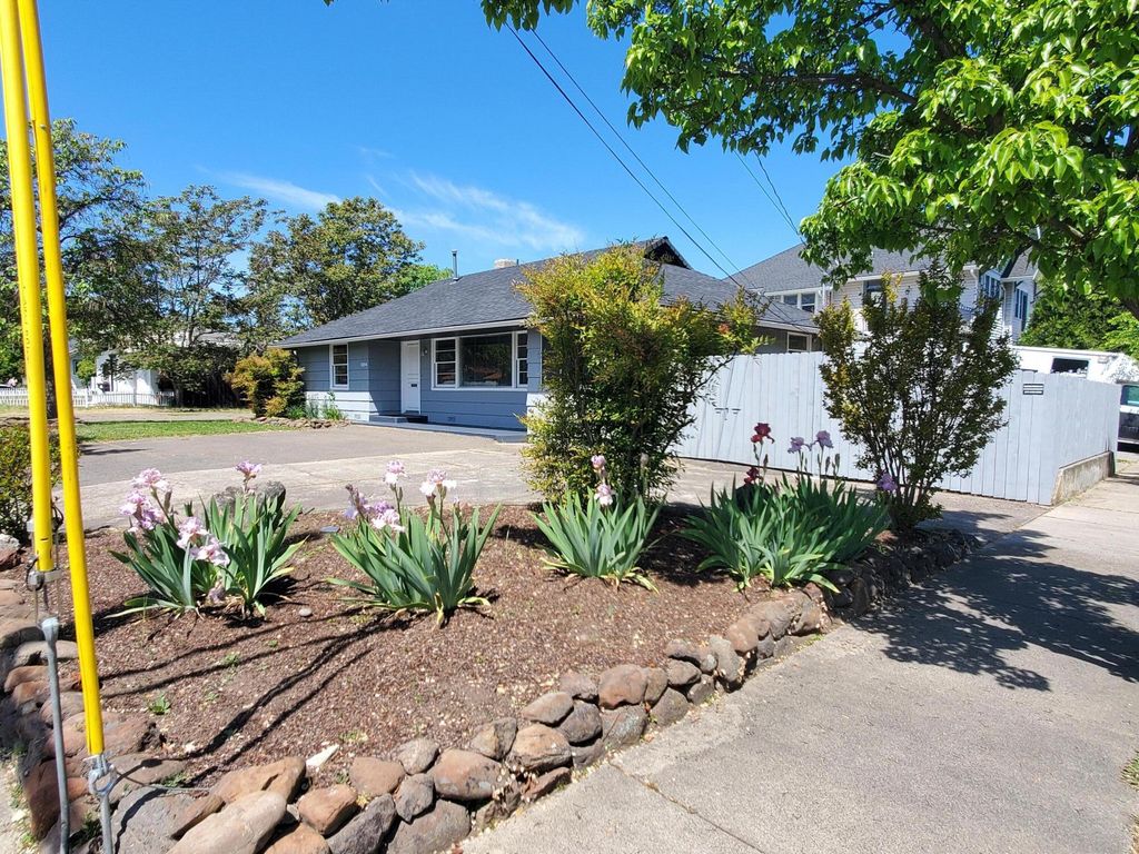 1204 W Main Street, Medford, OR 97501