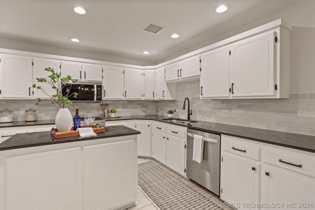 418 W CooWeeScooWee Avenue W, Oologah, OK 74053
