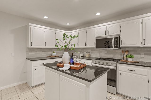 418 W CooWeeScooWee Avenue W, Oologah, OK 74053