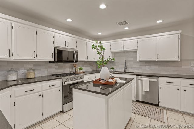 418 W CooWeeScooWee Avenue W, Oologah, OK 74053