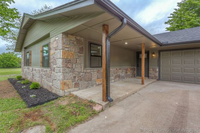 418 W CooWeeScooWee Avenue W, Oologah, OK 74053