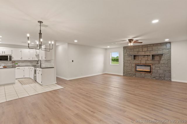 418 W CooWeeScooWee Avenue W, Oologah, OK 74053