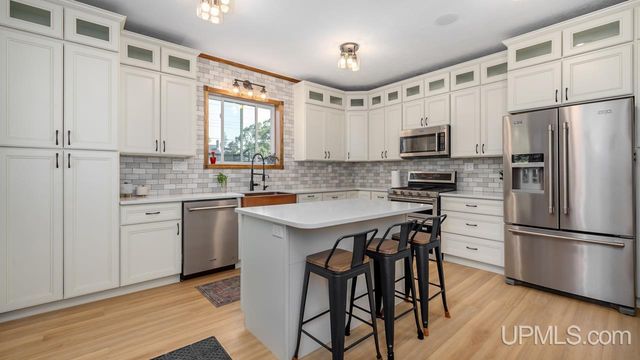 703 Michigan Avenue, Gladstone, MI 49837