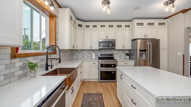 703 Michigan Avenue, Gladstone, MI 49837