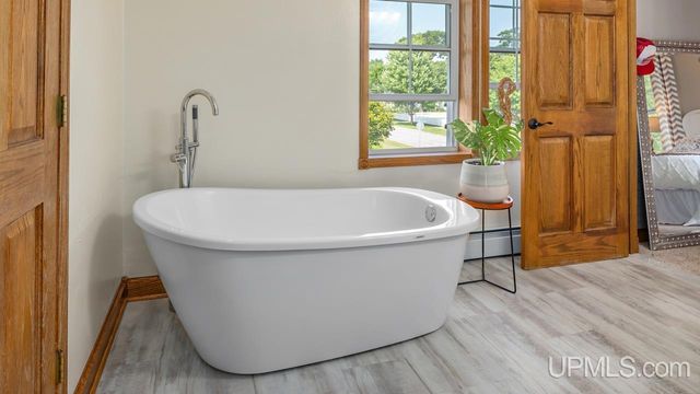 703 Michigan Avenue, Gladstone, MI 49837