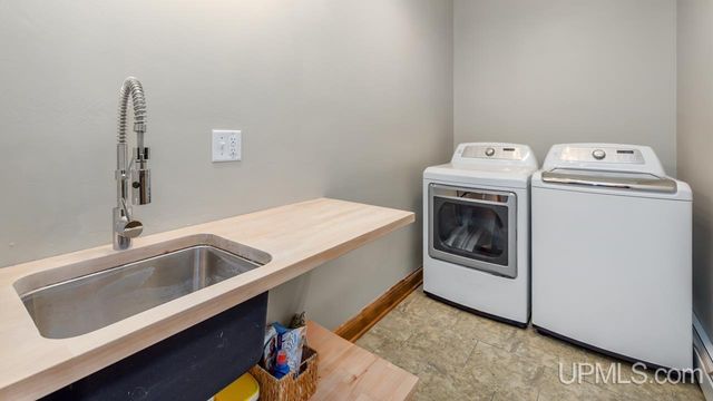 703 Michigan Avenue, Gladstone, MI 49837