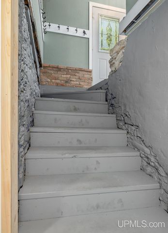 703 Michigan Avenue, Gladstone, MI 49837