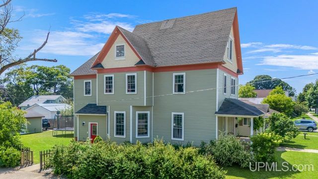 703 Michigan Avenue, Gladstone, MI 49837