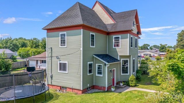 703 Michigan Avenue, Gladstone, MI 49837