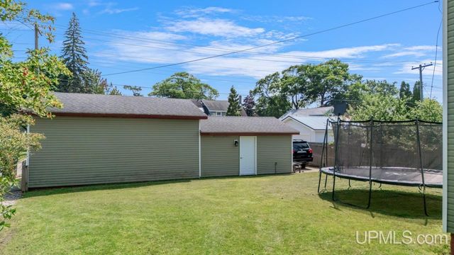 703 Michigan Avenue, Gladstone, MI 49837