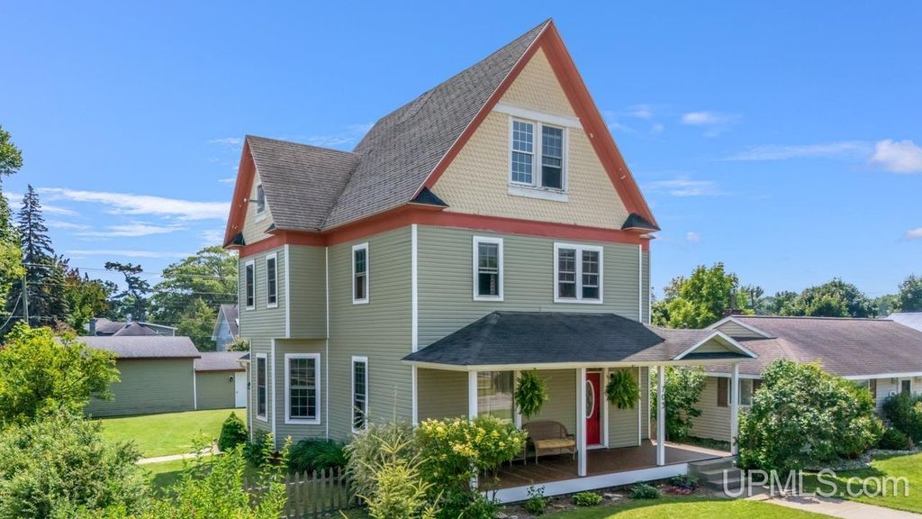 703 Michigan Avenue, Gladstone, MI 49837