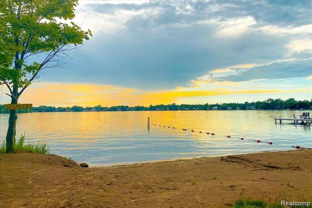 3121 Sunnyside Court, Lake Orion, MI 48360