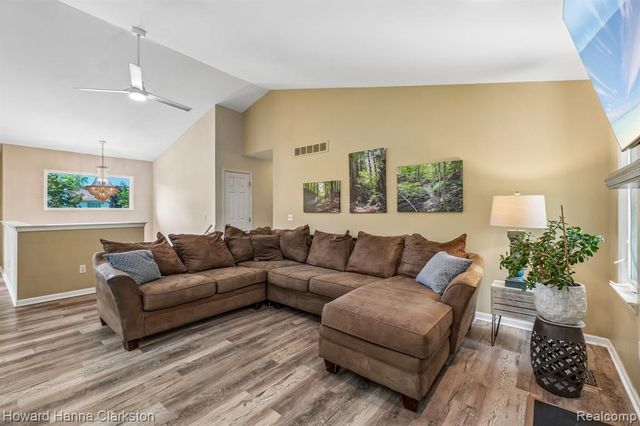 2787 Riverside Drive, Waterford, MI 48329