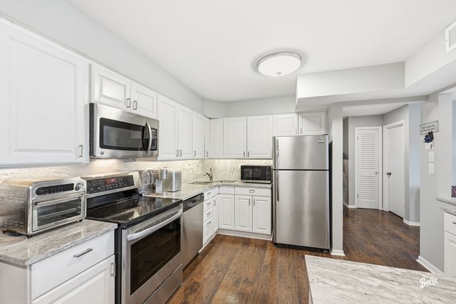 925 Spring Hill Drive 212, Northbrook, IL 60062
