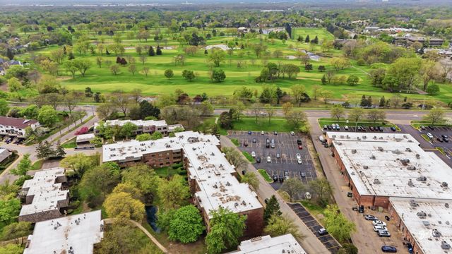 925 Spring Hill Drive 212, Northbrook, IL 60062