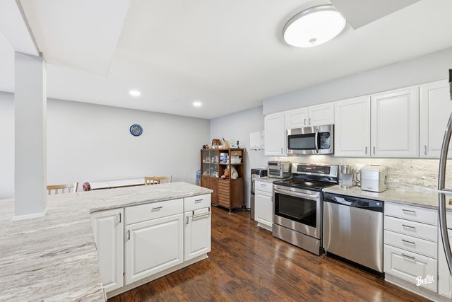 925 Spring Hill Drive 212, Northbrook, IL 60062