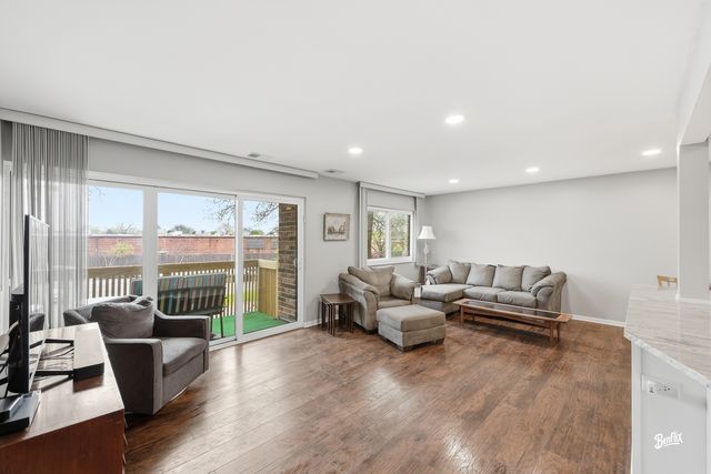 925 Spring Hill Drive 212, Northbrook, IL 60062